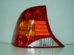 Piloto Trasero Izquierdo (4 Puertas) para Ford FOCUS 1998 y FOCUS 2002