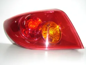 Piloto Trasero Izquierdo (Aleta) (Rojo) para Mazda 3 H/B 2004