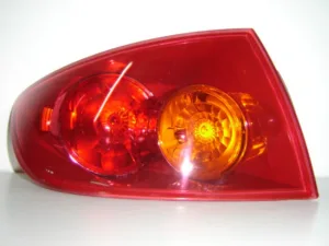 Piloto Trasero Izquierdo (Aleta) (Rojo) para Mazda 3 SEDAN 2004